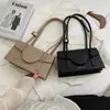 Bolsos de hombro diseñador de bolsas marrones para mujeres pulsera vintage elegante pan de pan francés negro negro