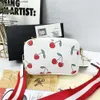 Designer merkpakket korting groothandel 2024 Nieuwe mode een schouder crossbody handtas veercamera tas mini cherry