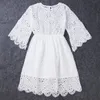 Moda aile eşleşen kıyafetler anne kızı elbiseler beyaz içi boş çiçek dantel elbise mini anne kız kız partisi 240420