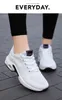 Livraison gratuite hommes femmes chaussures de course à lacets anti-glip bas solide solide noir blanc rose rose violet mens entraîneurs sport sneakers gai