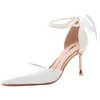 Ubierz buty eleganckie sandały druhny damskie płaskie obcasowe obcasy dla kobiet Wedding White Womenshoes luksus 2024