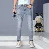 High-End European Trendy Casual Hosen für Frühlings- und Sommer 2023 Vielseitig modisch dünn, gelöste Jeans-Männer in