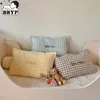 Lattice Custom bordoused Name Baby Pillow Born Itens Crianças Crianças Pianas de Garol Pianas de Casto de Casto de Baby Caseira de Cama 240422