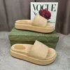 Sandálias de grife sapatos de luxo estilo chinelos de deslizamento Macaron de baixo grosso de fundo não deslizante Mulheres de moda de moda de moda usa lascas de praia VENDA