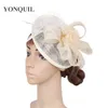 Wide Brim Hut Hut Hats Hats Ladies Sinamay Church Faszinator Hochzeit Hut Frauen Chapeau Cap Party Feather Damen Kopfbedeckung elegante schicke Stirnbänder Y240426