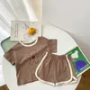 Kledingsets 2024 Zomer Kinderen Babykleding Set Schattige cartoonbeer T-shirt en shorts 2 pc's voor jongen en meisjes Toddler T-shirtpak H240509
