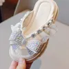 Sandales Summer Kids Slippers for Fashion Fashion Rhingestone Bow Beach Shoes Soft Soft Anti Slip Crystal Princess Chaussures Sandales décontractées