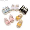 Sandals Fashionable Newborn Baby Girl Rubber Sandals Cute Summer Soft Sole Flat Princess Shoes Baby Anti slip First Step WalkerL240429