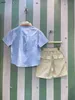 Classics Baby Tracksuits Kids Designer Clother Boys Two Piece Set Taille 100-150 cm Summer Blue Shirt and Grid Letter Full Imprime Shorts 24aPril