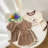 Kläderuppsättningar 2024 Summer Kids Baby Clothing Set Cute Cartoon Bear Tee and Shorts 2 st för pojke och flickor Toddler T-shirt kostym H240509