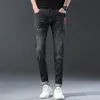 ملابس الرجال المصممة الكورية للأزياء التطريز مرنة امتداد ضيقة شباب ضئيل ضئيل سراويل جينز سراونز سراويل سروال 240422