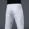 Męskie dżinsy Summer Białe mężczyźni ciency plus rozmiar 38 40 prosty elastyczny bawełniany lekki dopasowanie mężczyzn rozciągnięte dżinsowe spodnie kowbojskie spodnie