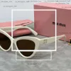Occhiali da sole Mui Mui Fashion Miui occhiali ovali Designer Sun occhiali da sole Anti-radiazione Uv400 Lenti polarizzati MENS ECCIAI DI ECCIALI RETRO con 2320 originali