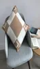 Almofada com letras Marca Decorativa travesseiro Designer de luxo Almofada Almofada Capas de algodão interna Decoração de casa7809793