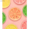 Ensemble de vaisselle de vaisselle en plastique jetable pour les enfants et les adultes Strawberry Lemon Citrus Fruit Cardboard Napkins Décoration de mariage Barbec Picnic Party WX