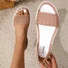 Sandalias 2024 Nuevo estilo de verano Fashionable cómodo y versátiles zapatos de plástico de plástico de plástico plano H240430 sin deslizamiento sin deslizamiento