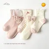 Chaussettes féminines 2024 printemps et été un maillage des filles en coton est légèrement respirant arc floral peigné des enfants