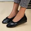 Chaussures décontractées plus taille 41 Femmes pour femmes Boat de grille rhombique Slip de la peluche chaude sur peu profonde pour les mocassins noirs femelles Zapatos Mujer 1639n