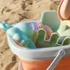 Sandspiele Wasser Spaß 11 PCs Bucket Beach Spielzeugset mit faltbarem Eimer Spielspiel Sandspielzeug Set Schaufel Rake Sprinkler Kinder Strandspielzeug für Kleinkinder 3+Alter D240429