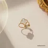 Ehering -Ring -Set Ringe für Frauen Neue vier Blattklee Modedesigner klassische Open Lieben Frauen Clover Muster Ring Neue Edelstahl -Mädchen Ringe Luxusparty L2