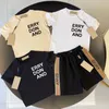 Tasarımcı Marka Çocuk T-Shirts Şort Setleri Bebek Giyim Seti Toddler Şort Beyaz Siyah Kız Kızlar Giyim Yaz Trailsuit Gençlik Giysileri