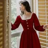 Casual jurken Franse hepburn -stijl parel gegolfde vierkante kraag rode vrouw verloving banket slanke taille avond lange luxe feestjurk