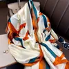 Marca de luxo grande lenço de seda feminino de moda xales e enrolar Bufanda Fould Feminina lenços femininos finos estoles suaves bandana 240430