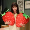 1pcs kreativer Cartoon Plüsch Erdbeerspielzeug süße Obst -gefüllte Sofa Kissen Kissen Spaß Schlaf Geschenk 240426