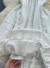 Robes décontractées bohème sexy robe blanche femme suspendue cou backless v slim sans manches ajuste la gamme de bord à volants moyen