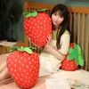 1pcs kreativer Cartoon Plüsch Erdbeerspielzeug süße Obst -gefüllte Sofa Kissen Kissen Spaß Schlaf Geschenk 240426
