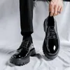 Buty swobodne męskie Biznes ślubna formalna sukienka koronkowa Patent skórzany Oxfords Shoe Black Stylowe oddychające obuwie platformy