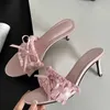 Kledingschoenen zomer zijden geplooide vlinder-knoop slippers vrouw mode dunne hakken feest stripper dames muilezels glijbanen luxe ontwerp sandalen h240430