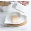 Plattor Pure White Heart Shaped Butter Dish Ceramic Rishes With Lid El Restaurant Handtag och Bamboo Wood Chassis