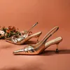 Gyllene veckade sexiga kvinnors sandaler pekade högklackade mode bankettskor 240410