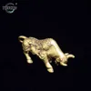 Vintage mässing Lucky Bullfighting Statue Home Decoration Copper Animal Miniature Figur Bring Wealth Office Desk Decor 240430