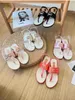 Nieuwe flats sandaal dames schoenen kanaal zomer strandclip teen glijbanen luxe merkontwerper flip-flops gewatteerde ketting bezoeker laten oran toeristen kokkarken schapen geven