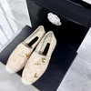 Caldo 24 Nuove scarpe da donna 23SS Domande Stiture Slip-On Trapunted Platform Golden Metal Teli piatti Micoscaniliani Sandali in gomma Sandals Scheda casual Schema casual Classico Ballet piatto grande grande