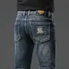 Дизайнерские джинсы Мужчина 2024 Осень/Зимние джинсы Новые мужские джинсы Эластичная модная марка маленькая прямая трубка Высококачественные повседневные штаны для мужчин
