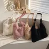 Torby na ramię puszysta torba dla kobiet 2024 Big Shopper Cute Crossbody Zakupy Faux Fur Modna projektant luksusowy luksusowy siodło koreańskie