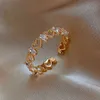 Bandringar lyxguld Pearl Zircon Ring lämplig för kvinnor Simple Hollow Heart-Shaped Cross Opening Combined Elegant Jewelry Gift Wedding Parties Q240429