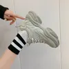 Lässige Schuhe Frauen atmungsaktive leichte Mode Sneaker Dicke Bottom-Ladung Frauen im Freien Spüre bequem