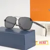 5aaa Best Cool Square and Round Designer Sunglasses Femme Men Met Metal Gold Silver Letter Cadre de fleurs Vacanes Vacances décontractées UV400 POLARISE POLARIES avec boîte V66