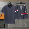 المصمم مجموعة الرجال Tracksuit Mens T-Shirt مكون من قطعتين ماركة أزياء العلامة التجارية Suit Suit Suit Lawging Color Match Striped Ribbon Logo Tshirt 2pcs 29 أبريل