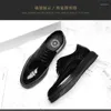 Casual Shoes Men's Carved Leather Brock England pekade tå trendig snörning Tjocksolat patent singel sh