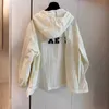 Marque de créateurs de vestes pour femmes 2024 Summer Nouvelle lettre à capuche abricot Coat à écran solaire lâche tbqu