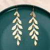 Boucles d'oreilles en peluche Fashion Dynamic Metal Leaf Pildel Vintage pour les femmes esthétique Silver and Gold Couleur Produit Coured Girls Bijoux