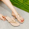 Top Designer 2023 New Flip Flop Disual Flat Bottom Scippers for Women Summer Outwear Outwear Anti Slip Beach Shoes مقروقة من النعال المتعرجة 35-41