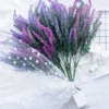 Dekorative Blumen Lavendel Plastik Künstliche romantische Provence Purpurstrauß mit grünen Blättern Hochzeitstisch Dekoration