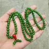 装飾的な置物中国のアンティークジェイドほうれん草の緑のネックレスブレスレットコレクション