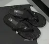 Chaussure concepteur de chaussures Flip Flop Pearl Bow 2c Metal Buckle Chain matelassé Sandales pour femmes basses à talons bas pour femmes anti-glissement